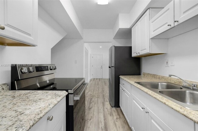 Building Photo - 2250 Bay Dr