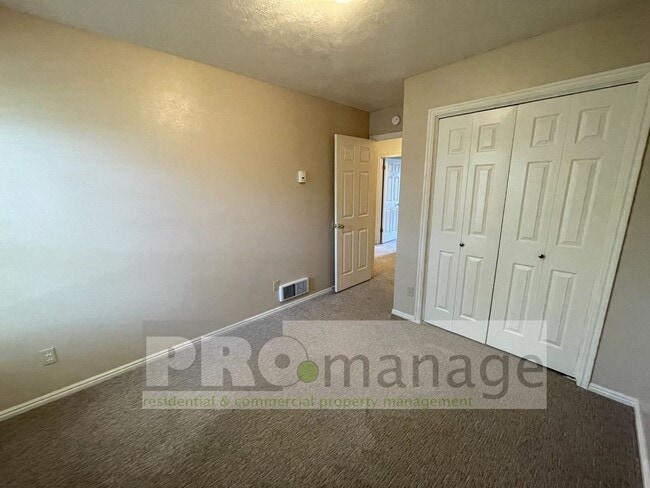 Building Photo - 3 Bed / 2.5 Bath Town Home w/ 2 Car Garage...