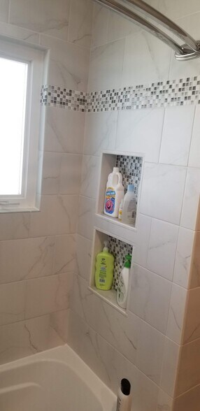 Upstairs bathroom - 315 Lakeshore Dr