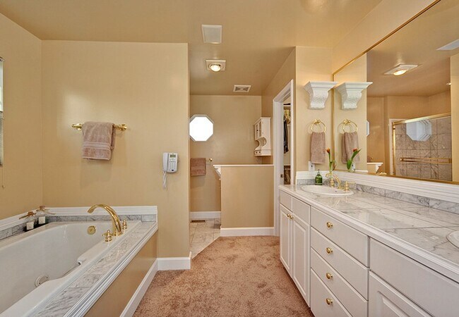 Building Photo - Queen Anne Home