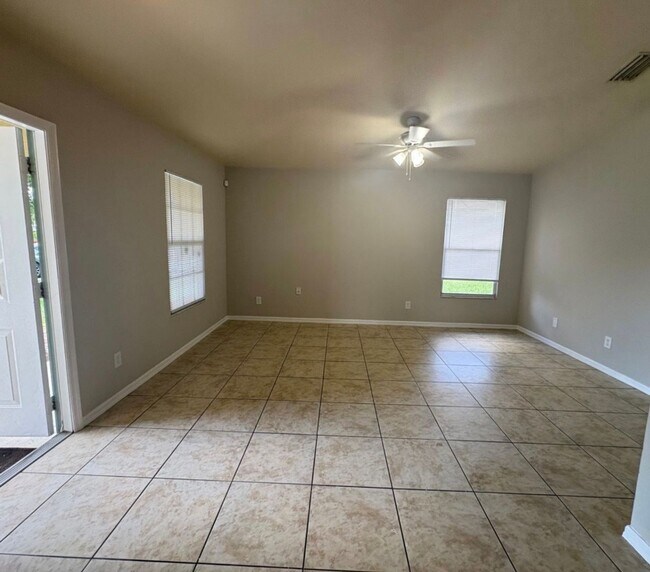 Building Photo - Charming 3-Bedroom, 2-Bath Single-Family Home Available Now!