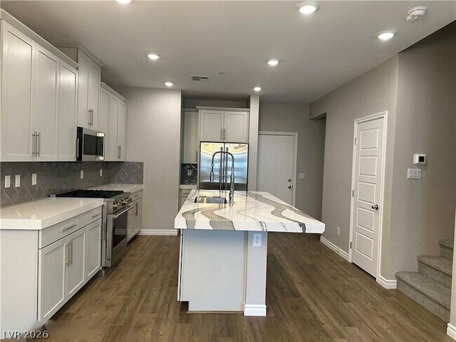 Building Photo - 600 N Carriage Hill Dr