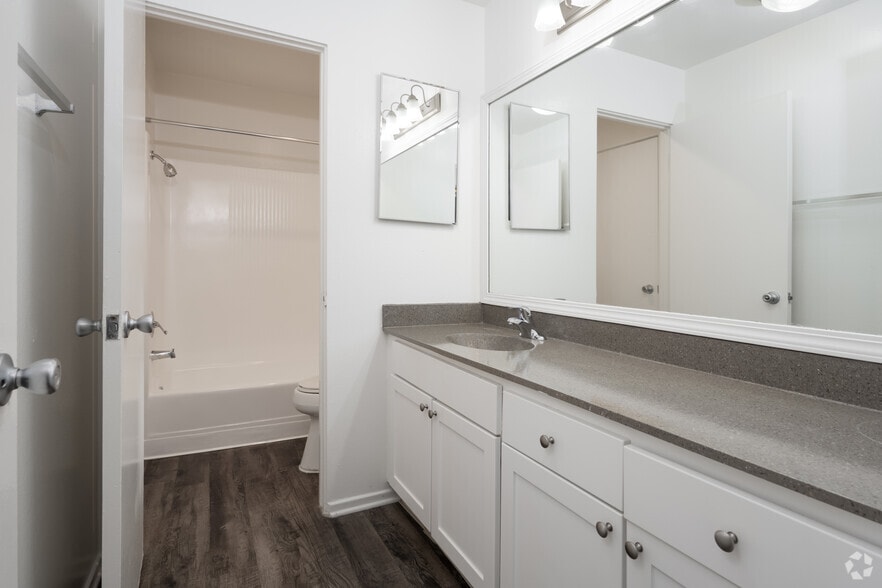2BR, 1BA - 850SF - Bathroom - Lincoln-Moody Apartments