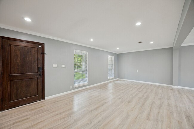 Building Photo - 553 Cane River Ln