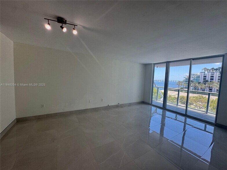Building Photo - 1155 Brickell Bay Dr