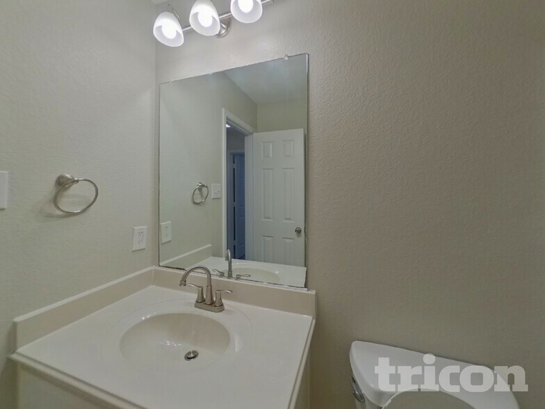 Building Photo - 1228 Artesia Dr