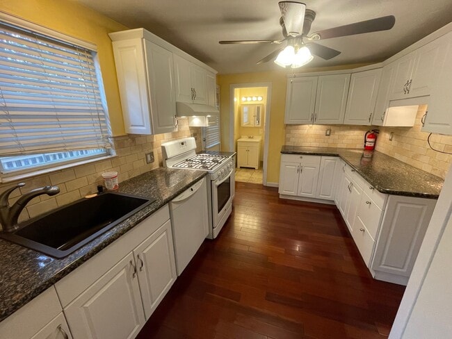 Building Photo - 16 Bowstring Way