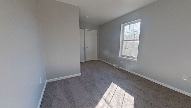 Building Photo - Comfortable & Easy Townhouse Living