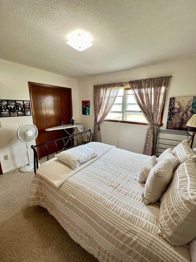 Building Photo - AVAILABLE MAY - Large 2 Bedroom Apartment!