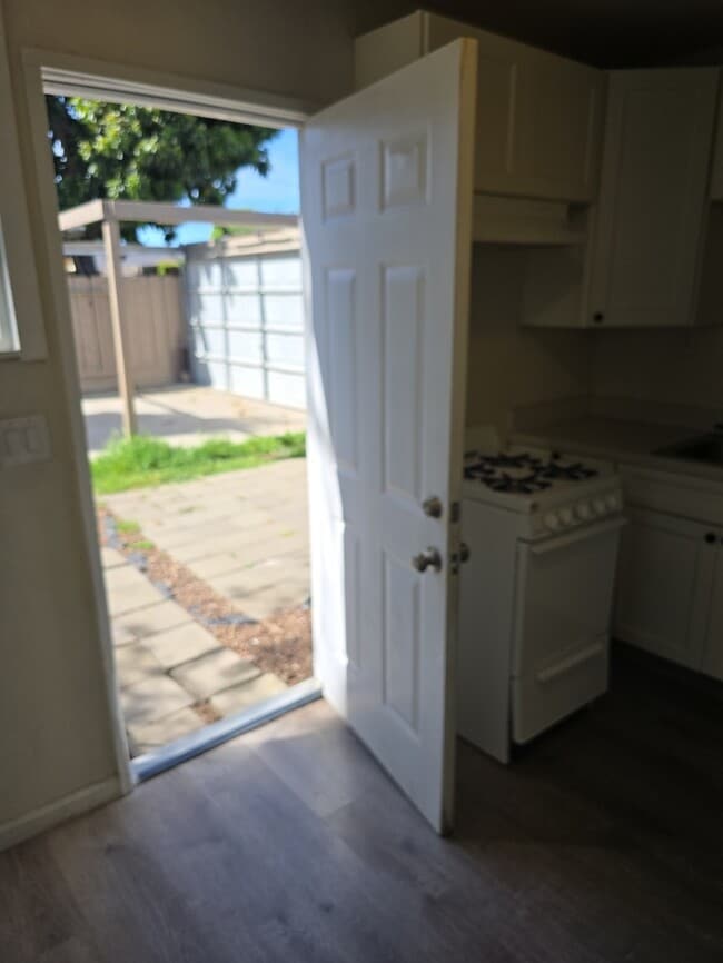 Building Photo - 715 E Roseburg Ave