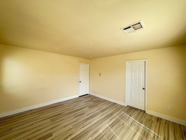 Building Photo - FALCON POINTE