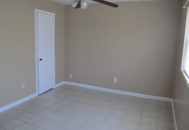 Building Photo - 208 Rosa Blvd