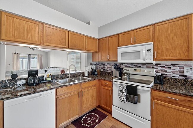 Building Photo - 11812 Lynmoor Dr