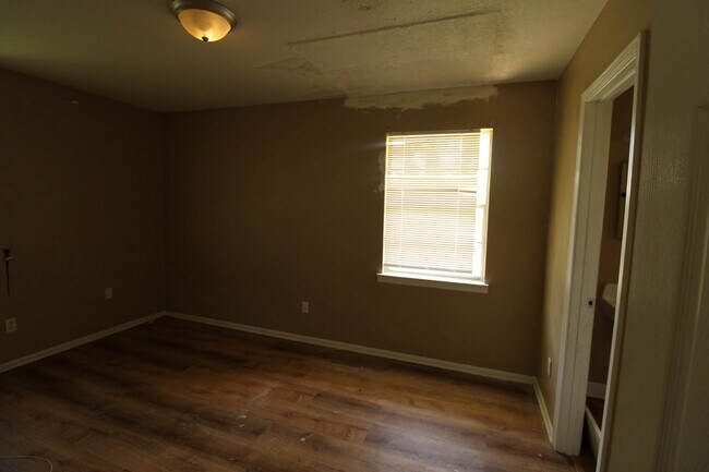 Building Photo - 4851 Malabar Dr