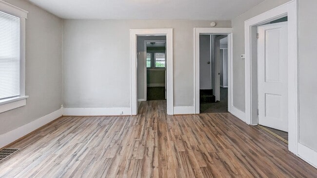 Building Photo - PRELEASING for AUGUST! Close to Campus; In-Unit Washer and Dryer