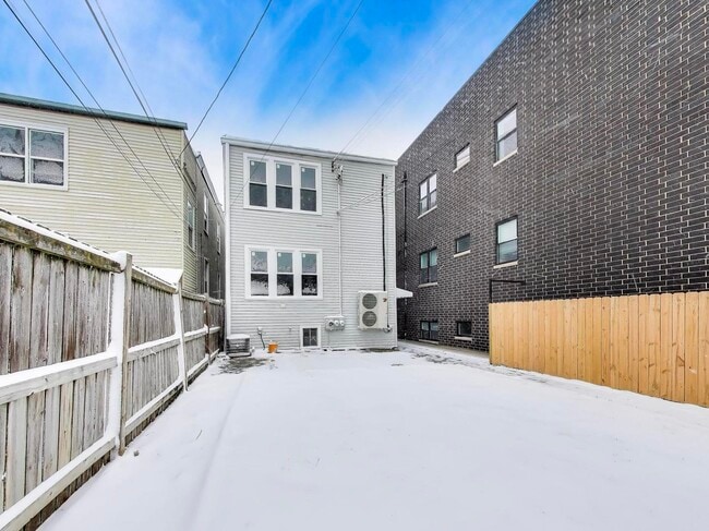 Building Photo - 4213 W Roscoe St