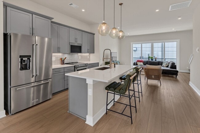 Building Photo - Modern 3 Bed, 3.5 Bath Townhome in The Nat...