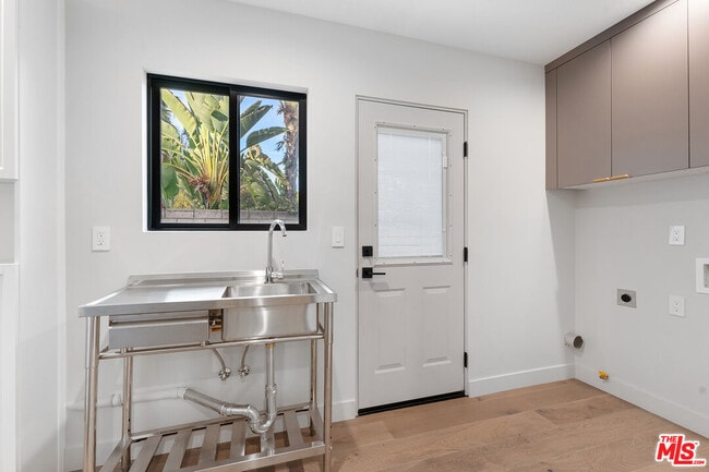 Building Photo - 4943 Palomar Dr