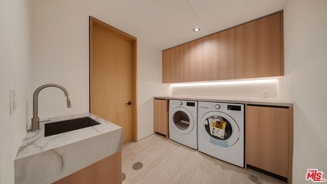 Building Photo - 8765 Hollywood Blvd