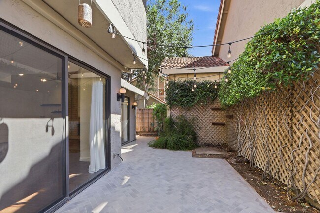 Building Photo - Beautifully Remodeled 3BD Townhome | Multi-Zone A/C | Private Patio