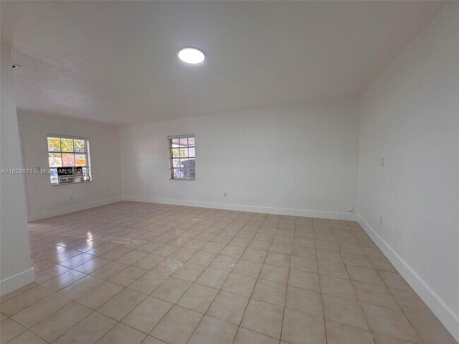 Building Photo - 541 E 38th St