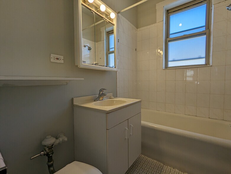 Building Photo - 4237 N Paulina St