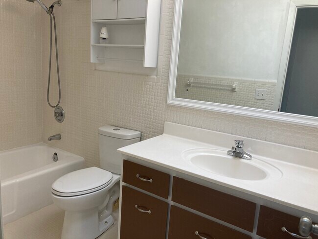 Building Photo - 22 Oakmont Cir