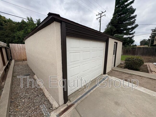 Building Photo - 309 W Noble Ave