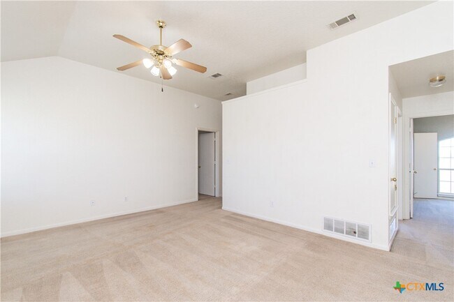 Building Photo - 2900 Southhill Dr