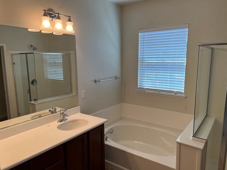 Building Photo - 207 W La Flor Ln