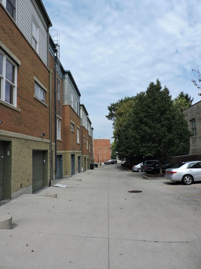 Building Photo - 4 Bedroom/3.5 Bath. UC Rental Located on J...