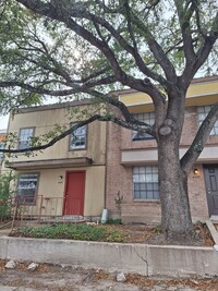 Building Photo - Spacious Townhome!