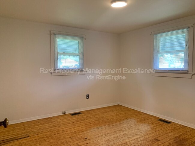 Building Photo - 410 W Watson St