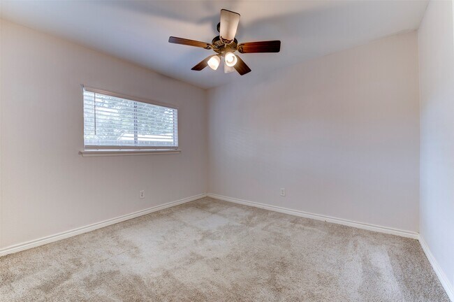 Building Photo - 10703 Highland Woods Dr