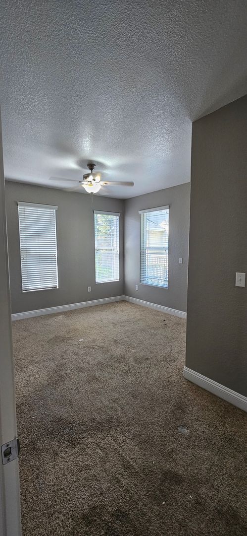 Building Photo - G Street 6 Plex