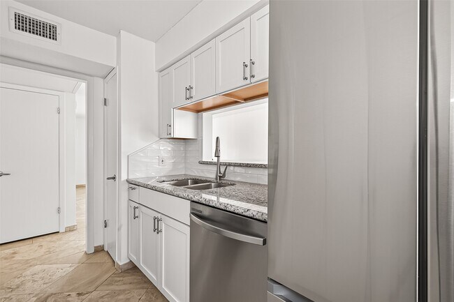 Building Photo - 3303 W Greenridge Dr