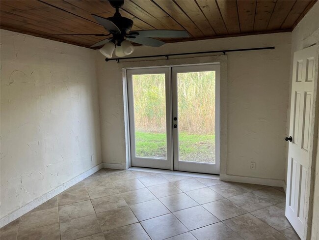 Building Photo - 17313 W Beach Rd