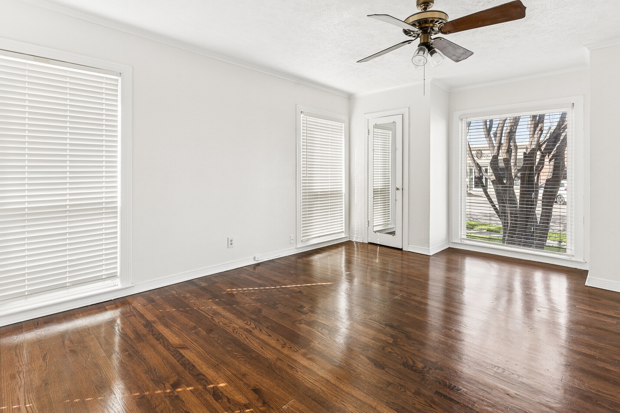 Building Photo - 6950 Hillcrest Ave