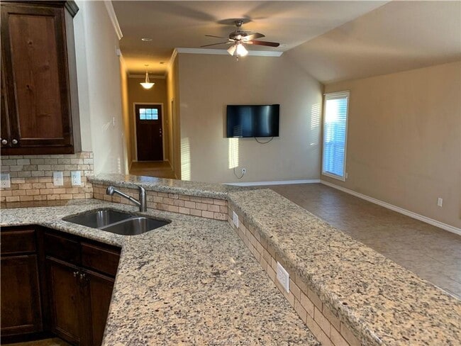 Building Photo - Beautifully 4 bedroom, 3 bathroom house within minutes of Texas A&M!!