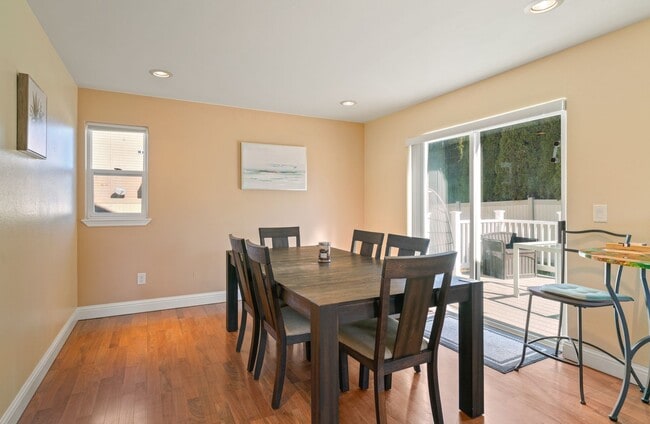 Building Photo - Beautiful 3 Bedroom 2.5 bath home with 2 c...