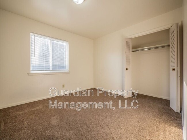 Building Photo - 1115 N College Dr