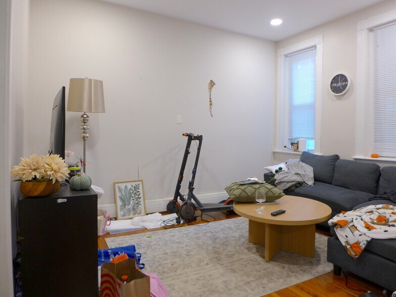 Building Photo - 146 Gove St