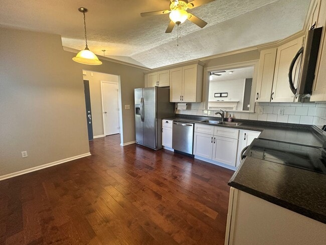 Building Photo - Charming 3-Bed Home with Fenced Yard!