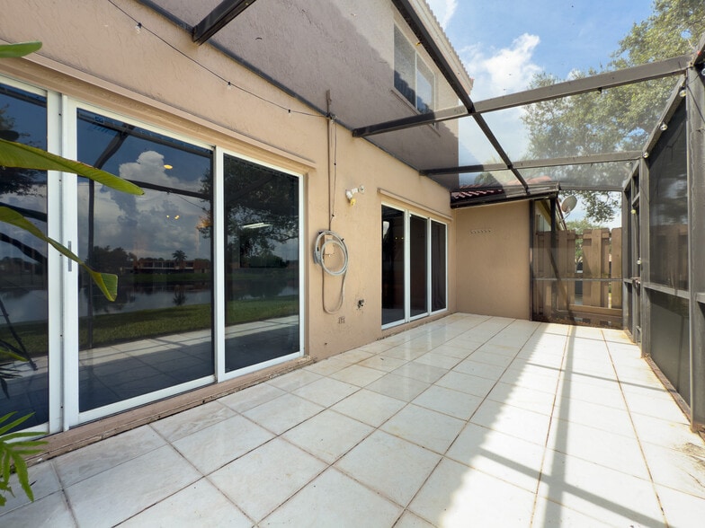 Building Photo - 1705 SW 110th Ter