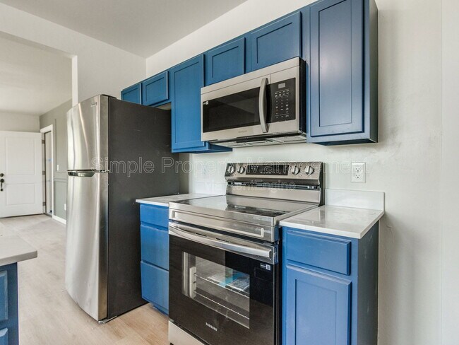 Building Photo - 814 W Hill St