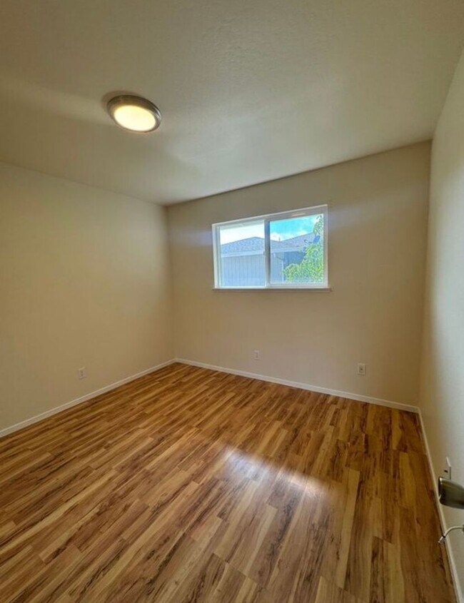 Building Photo - 455 Plum St