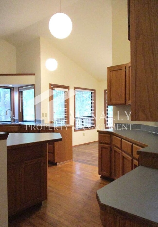 Building Photo - Beautiful 4 Bedroom 2.75 Bathroom Home in ...