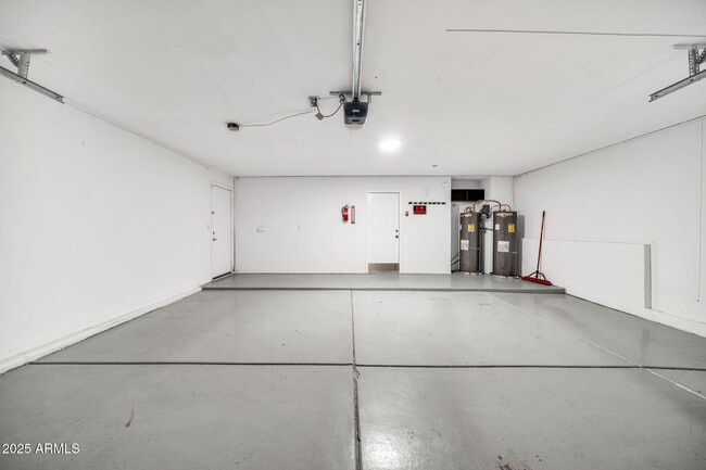 Building Photo - 5044 E Paradise Ln