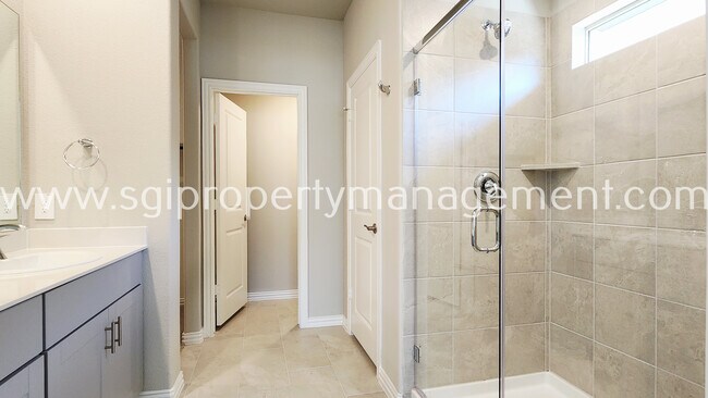 Building Photo - 417 Stagg St