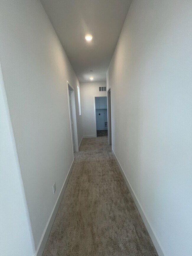 Building Photo - Camarillo - Newer 4 bedroom, 3.5 home